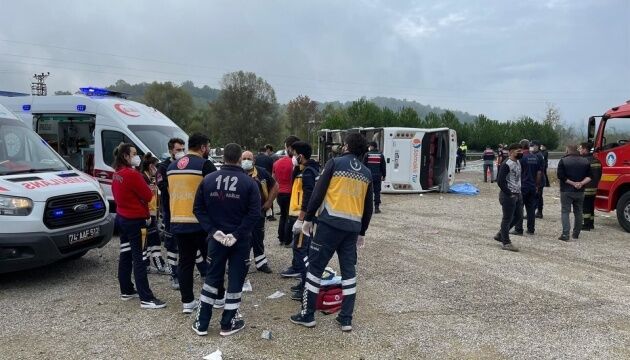 У Туреччині перекинувся автобус, який віз посадовців на партійні збори, є загиблі