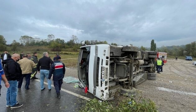 У Туреччині перекинувся автобус, який віз посадовців на партійні збори, є загиблі