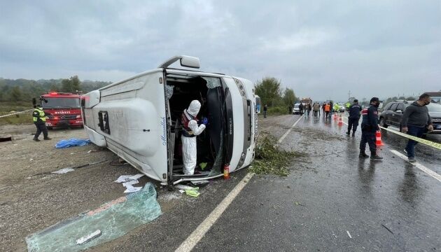 У Туреччині перекинувся автобус, який віз посадовців на партійні збори, є загиблі