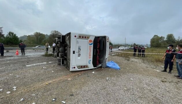 У Туреччині перекинувся автобус, який віз посадовців на партійні збори, є загиблі