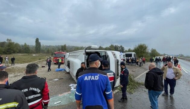 У Туреччині перекинувся автобус, який віз посадовців на партійні збори, є загиблі