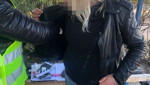 У Києві знешкодили банду грабіжників, які підмішували жертвам «ліки» в алкоголь