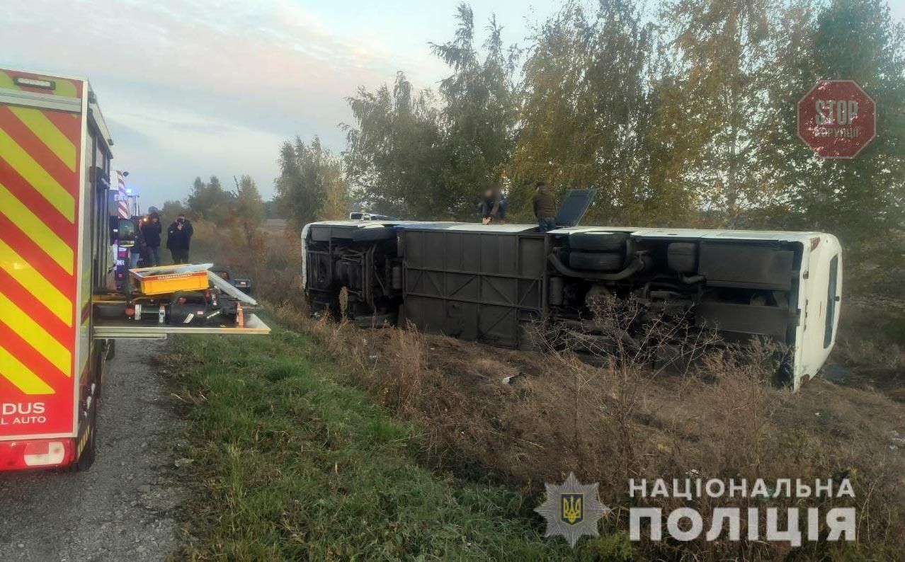  На Полтавщині перекинувся автобус із пасажирами, 11 осіб постраждали Фото: Нацполіція