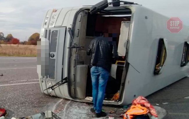  У Київській області внаслідок аварії перекинувся пасажирський автобус Фото: Нацполіція