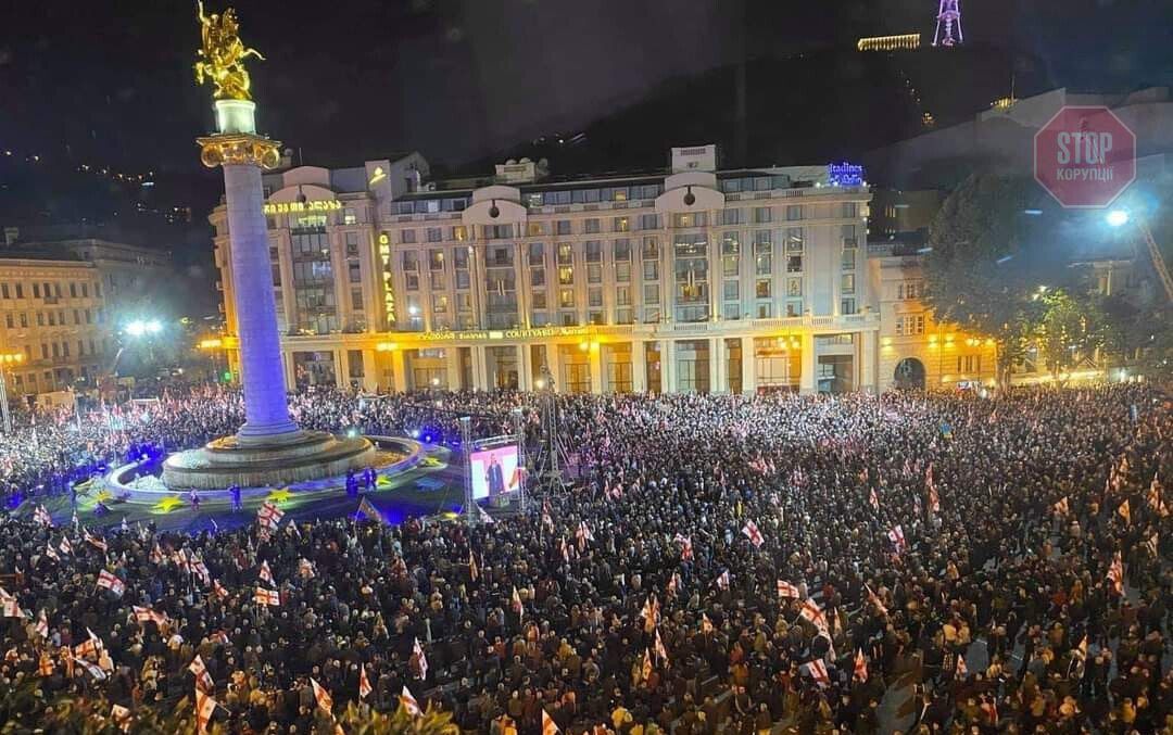  У центрі Тбілісі десятки тисяч людей вимагають звільнити Саакашвілі Фото: twitter.com/GEOgeorgia_news