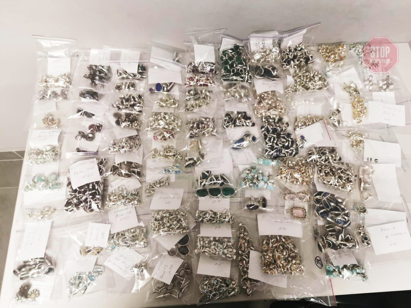  Прикордонники вилучили 90 комплектів срібних прикрас Фото: Державна прикордонна служба
