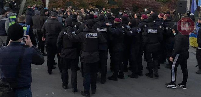 Возле дома Порошенко произошли столкновения Фото: Нацполиция