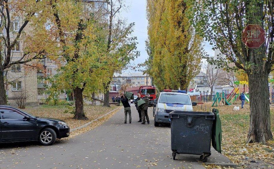  Неподалік метро ''Лісова'' чоловік погрожує підірвати квартиру Фото: СтопКор