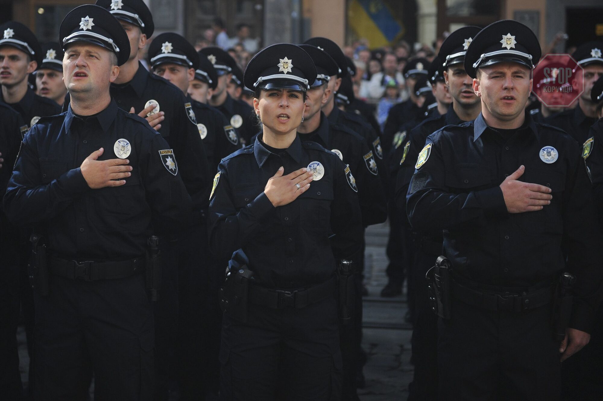  Поліцейські співають гімн Фото: http://nfront.org.ua/