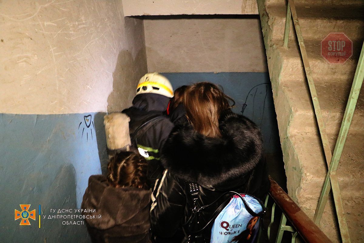  Рятувальники евакуювали людей із задимлених приміщень Фото: ДСНС