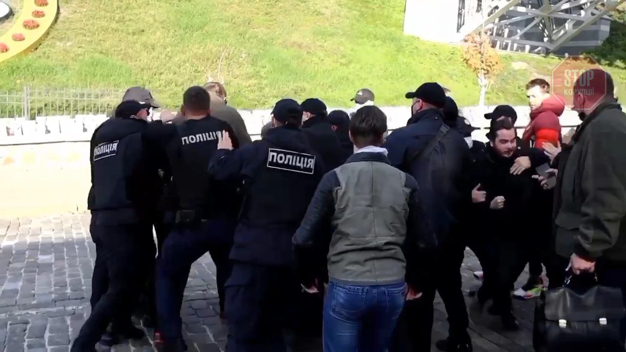  У Києві поліція відібрала в активістів банер Фото: скріншот