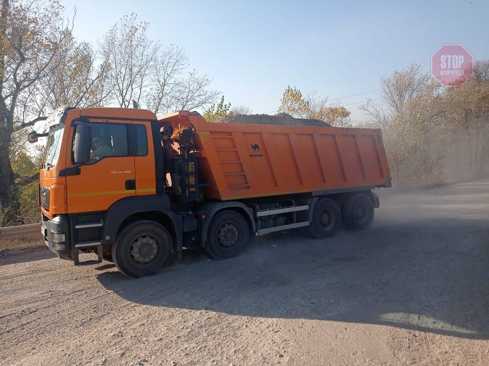  Активісти фіксують рух вантажівок із піском на Дніпропетровщині, поліція не діє  Фото: СтопКор