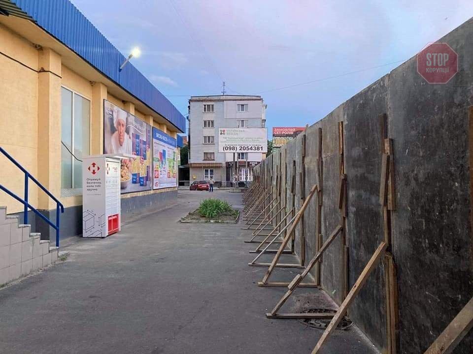  В Бердичеві будують торгівельні павільйони на зупинці громадського транспорту і тротуарі Фото: СтопКор