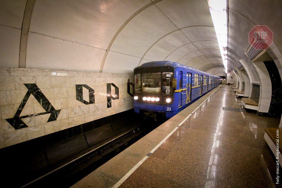  У київському метро померла жінка Фото: з відкритих джерел