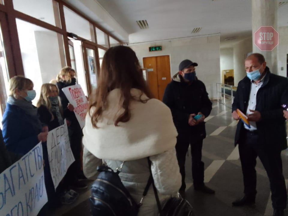 До мітингувальників вийшли чиновники Житомирської ОДА Фото: СтопКор
