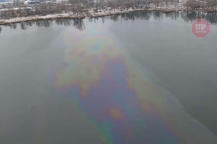  У Києві на Оболоні злили нафту в одне із озер Фото: Київська міська прокуратура