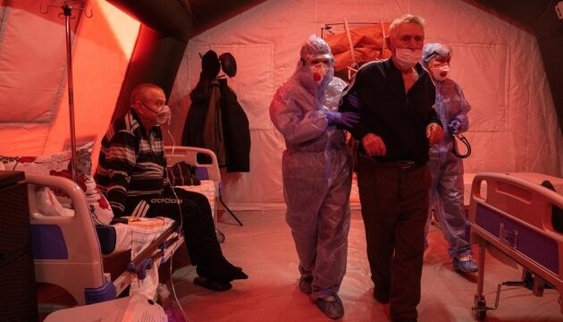 Мобільний шпиталь для COVID-хворих у Каховці заповнений майже на 50%