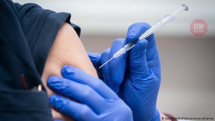  В Україні вже повністю вакцинувалися понад 84% освітян Фото: DPA
