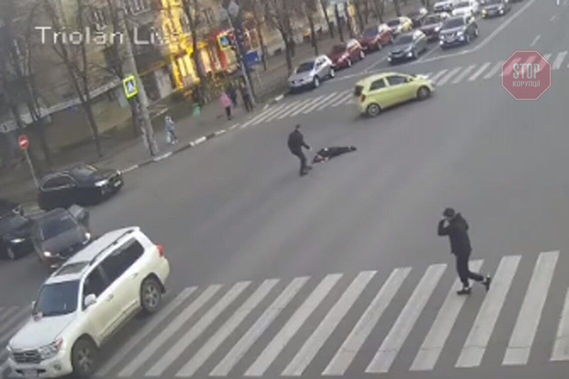  У Харкові позашляховик збив дітей на переході Фото: скріншот
