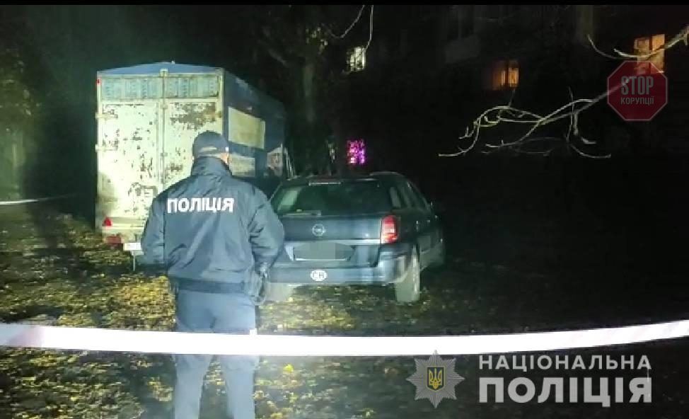  Правоохоронці знайшли покинуту автівку, якою було скоєно наїзд Фото: Нацполіція