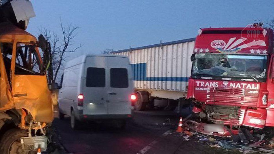  На Миколаївщині зіткнулися чотири вантажівки Фото: Нацполіція