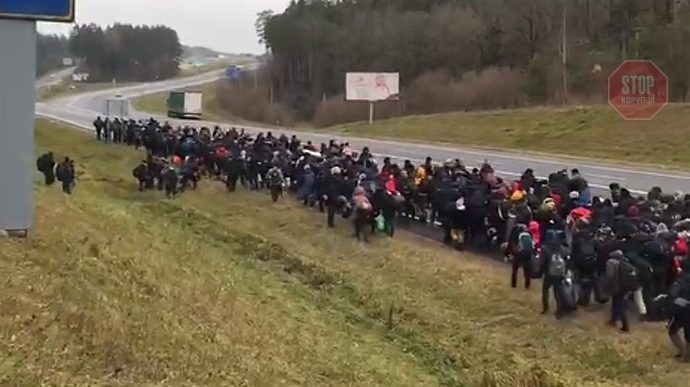  Натовп мігрантів із Білорусі прямує до кордону з Польщею