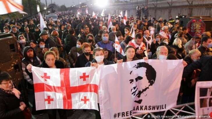  Мітинг на підтримку Саакашвілі під стінами в'язниці у Руставі в Грузії Фото: picture alliance