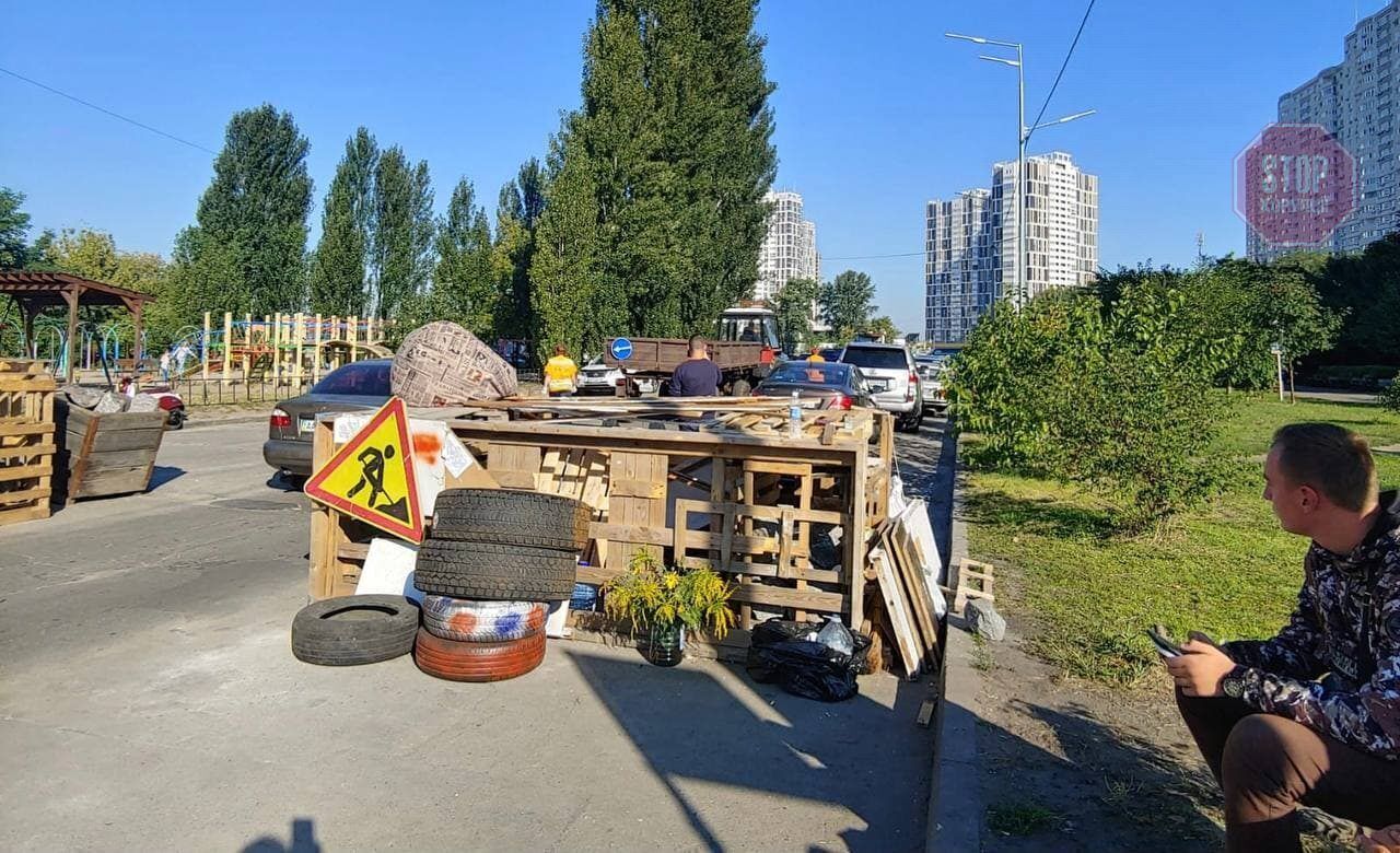  Проти будівництва на Микільсько-Слобідський, 7-9 встановлено барикади Фото: СтопКор