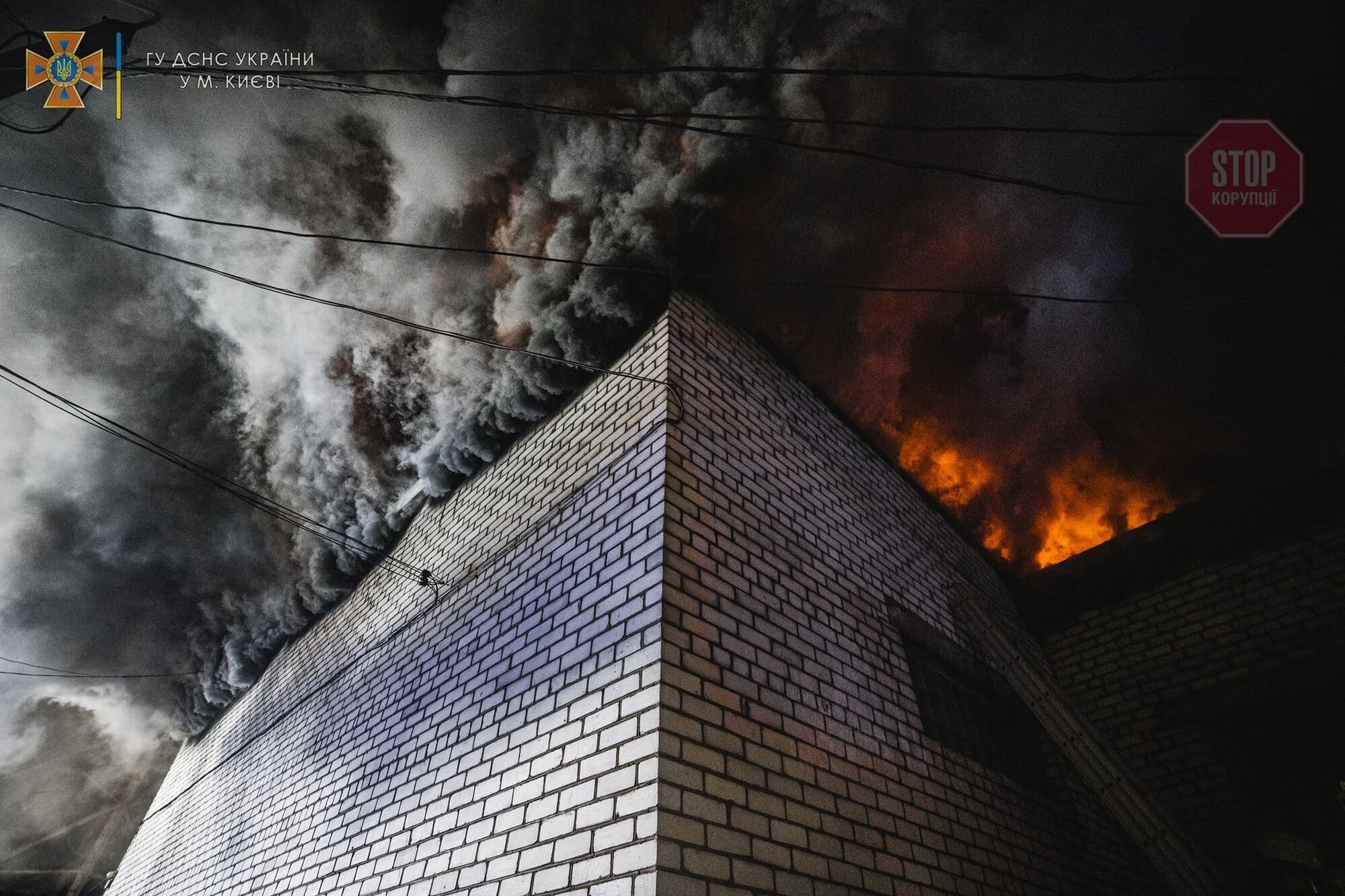  На СТО в Києві сталася масштабна пожежа Фото: ДСНС