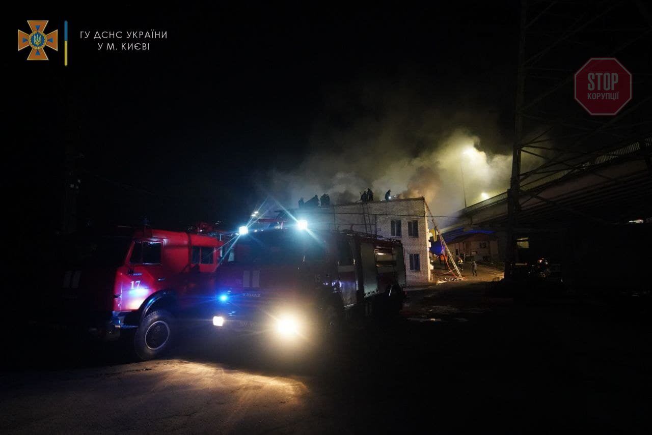  Пожежу на СТО загасили 47 рятувальників із залученням 11 одиниць спецтехніки Фото: ДСНС
