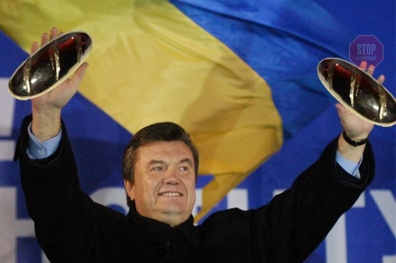  Атрошенко подарував золотий батон Януковичу Ілюстрація: pikabu