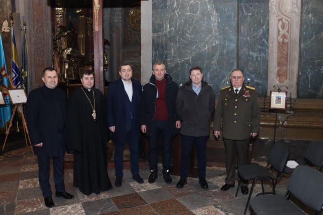 Храму у Львові подарували стародруки та ікону Святого Миколая
