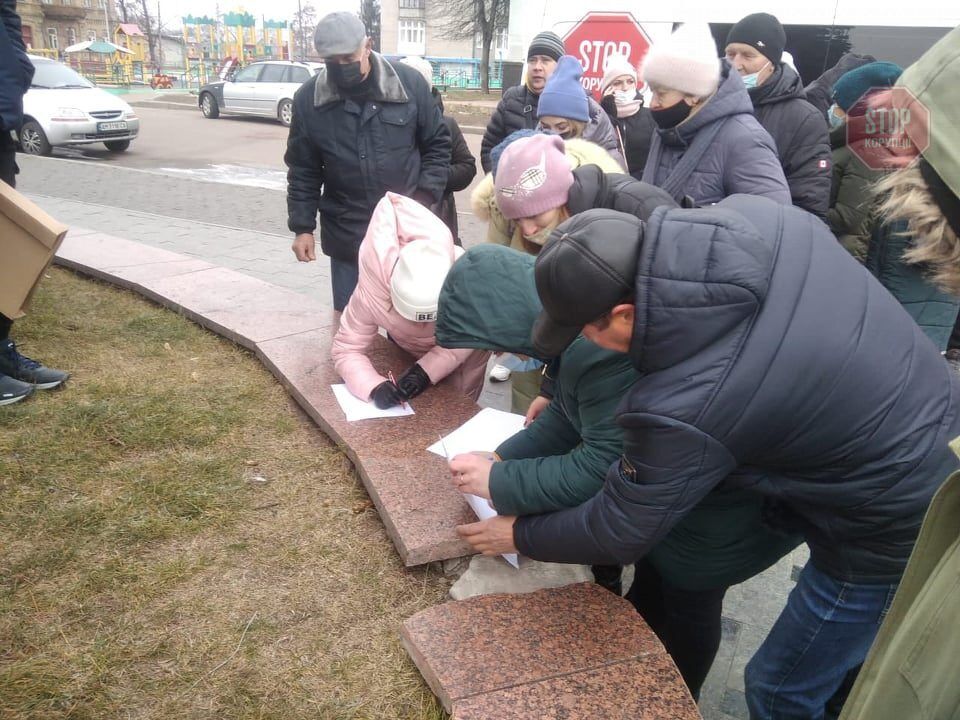  Учасники акції протесту у Бердичеві підписали звернення до обласної ради Фото: СтопКор