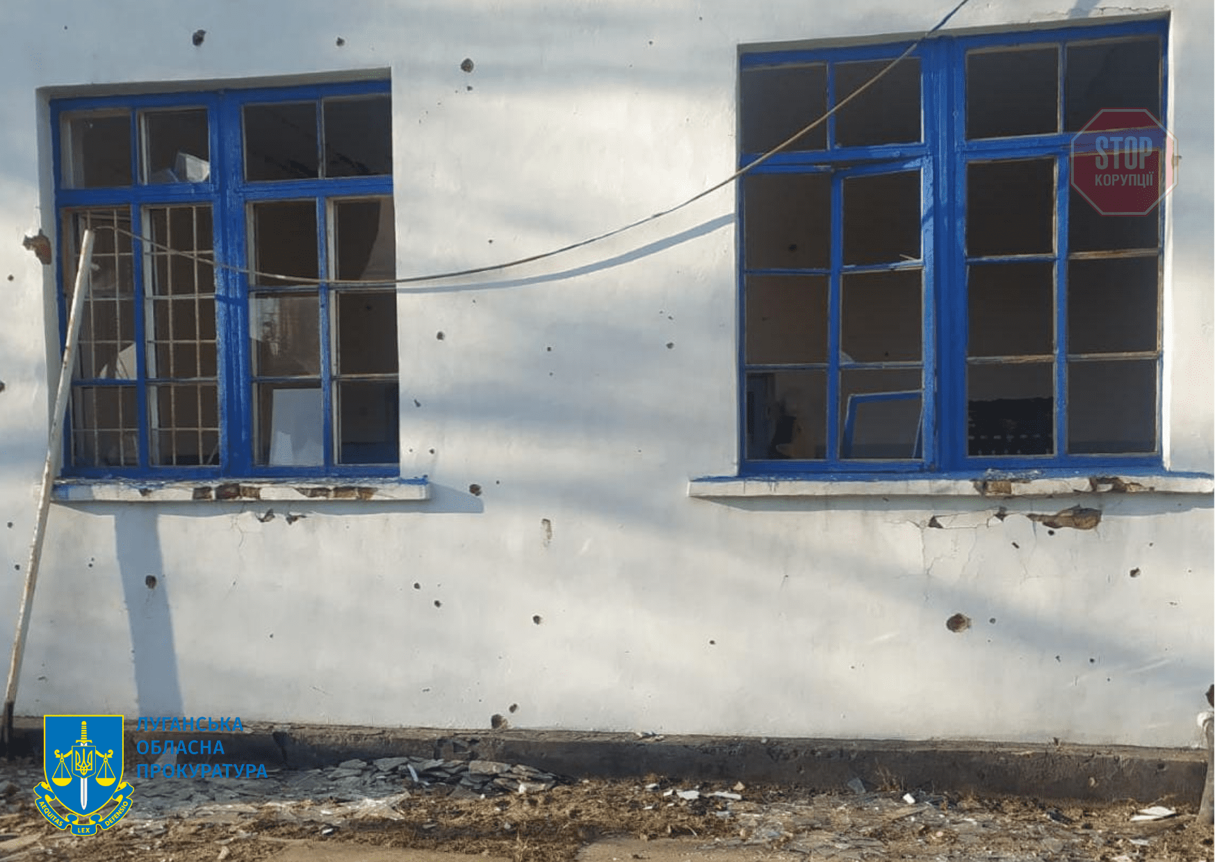  Внаслідок обстрілу Станиці Луганської було пошкоджено житловий будинок Фото: Луганська обласна прокуратура