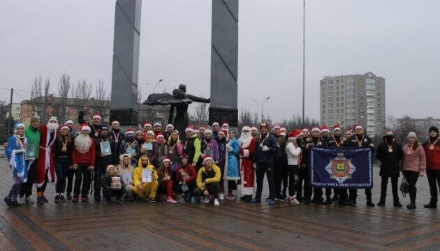 У Маріуполі влаштували святковий забіг Санта Клаусів