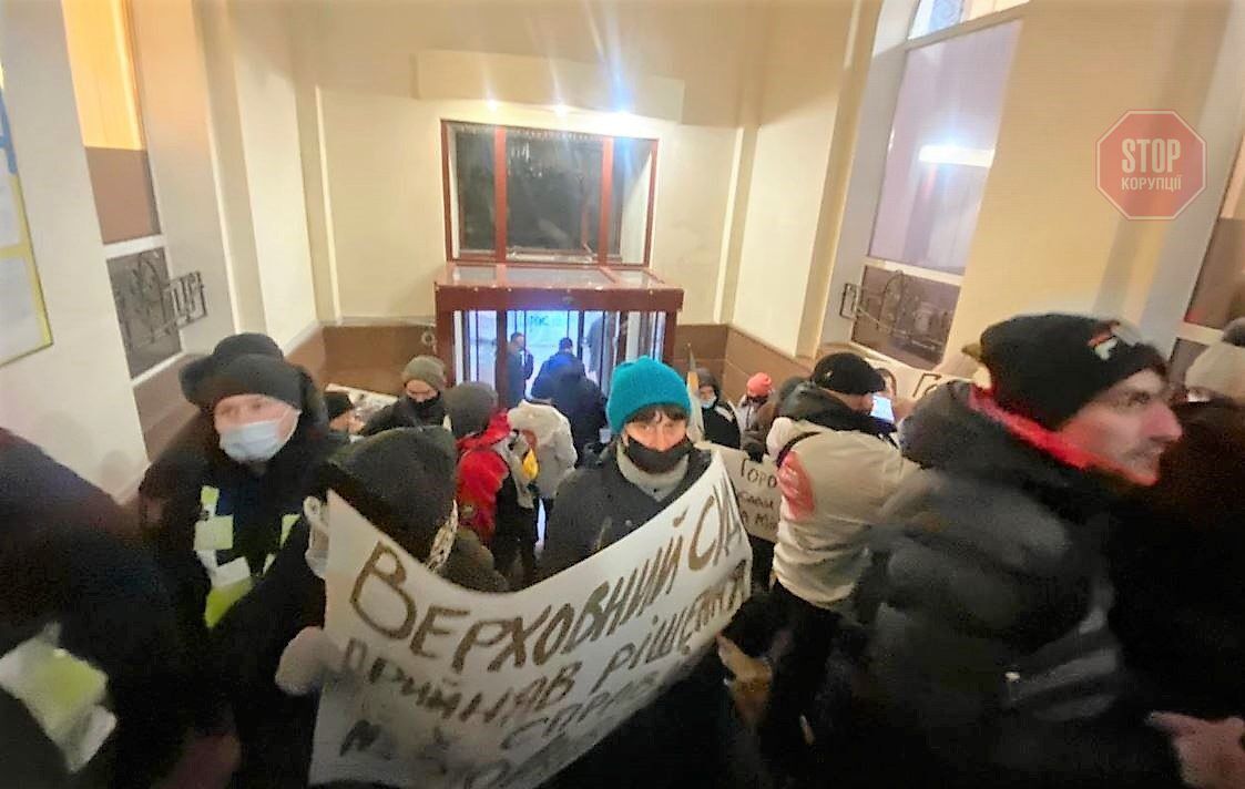  Активісти прорвалися всередину Фото: СтопКор