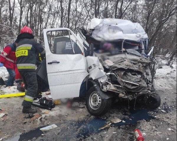  На Чернігівщині зіткнулися вантажівка та мікроавтобус: 10 осіб загинуло, 7 отримали травми