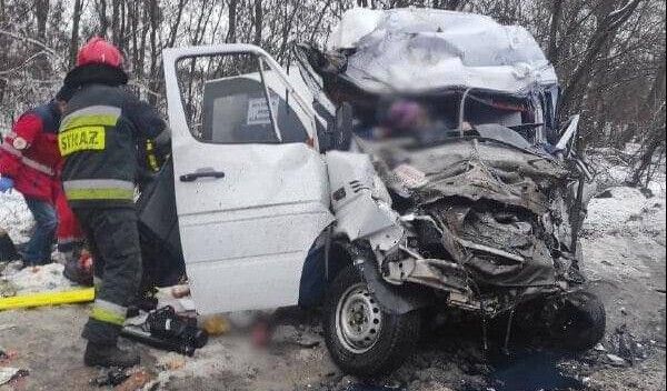 На Чернігівщині зіткнулися вантажівка та мікроавтобус: 13 осіб загинуло, 7 отримали травми