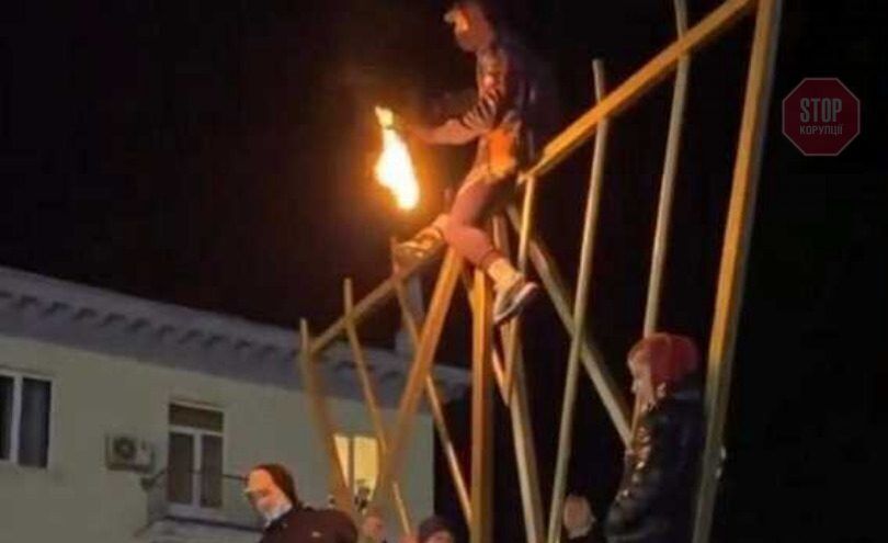  У Кривому Розі підлітки залізли на ханукію та запалили смолоскип Фото: скріншот
