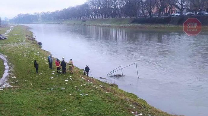  В Ужгороді менору скинули в річку Фото: Facebook