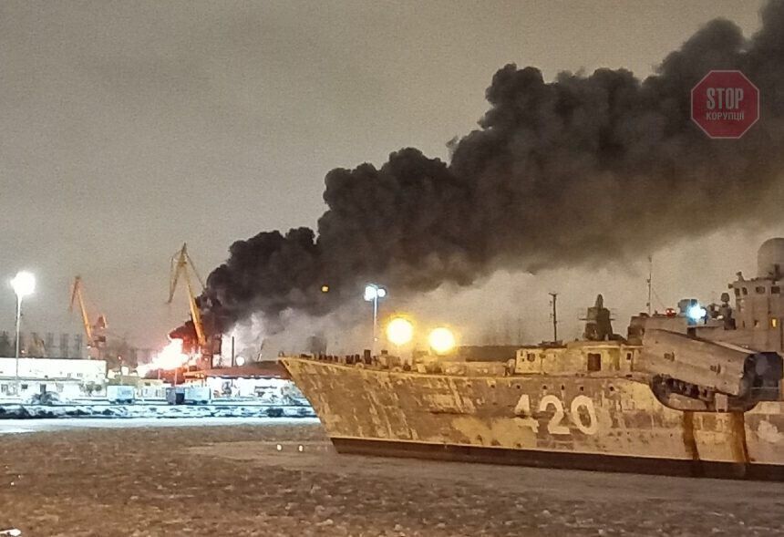  У Санкт-Петербурзі на суднобудівному заводі загорівся військовий корабель Фото: скріншот