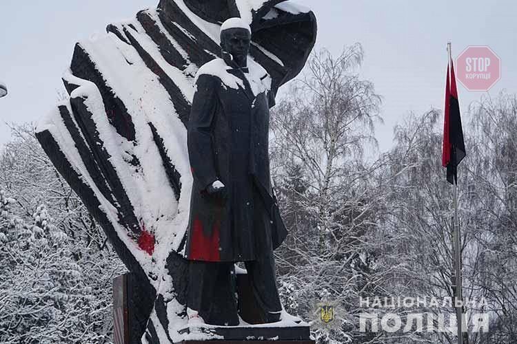  У Тернополі облили фарбою пам'ятник Бандері Фото: Нацполіція