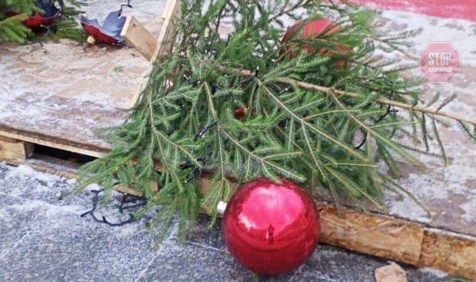  У Житомирі вандали руйнують новорічні декорації Фото: Пресслужба Житомирської міської ради