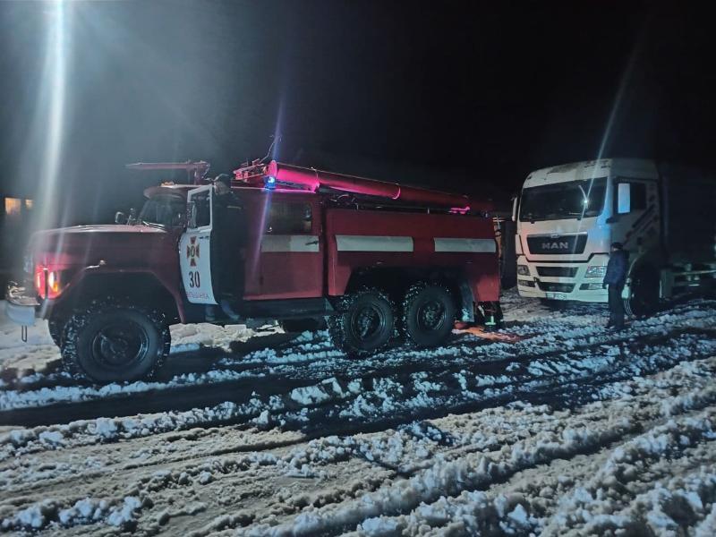 Рятувальники Кіровоградщини продовжують допомагати водіям автотранспорту долати складні ділянки доріг