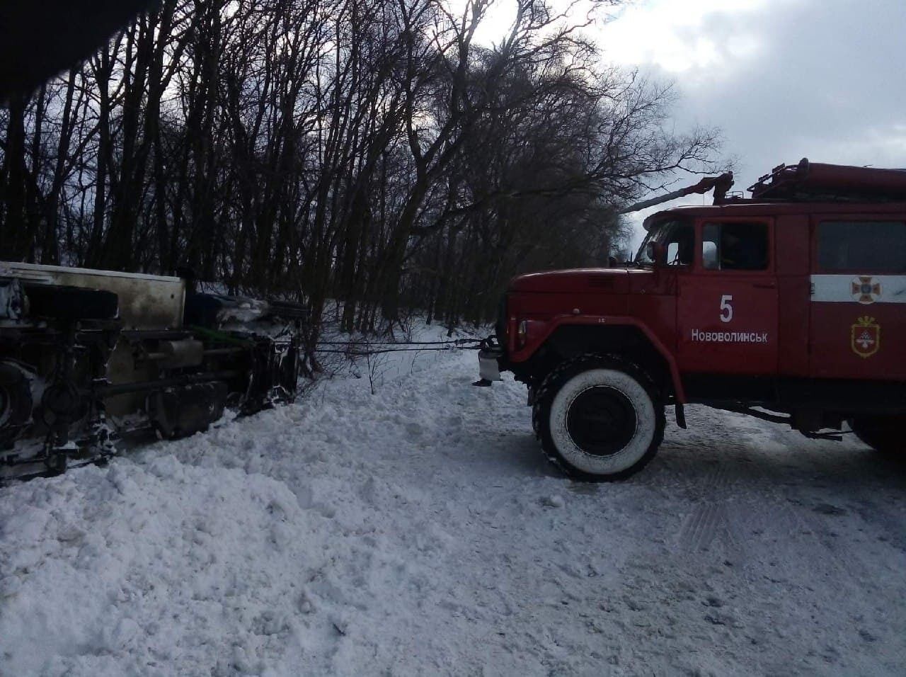 Волинська область: рятувальники відбуксирували з кювету автомобіль-рефрижератор