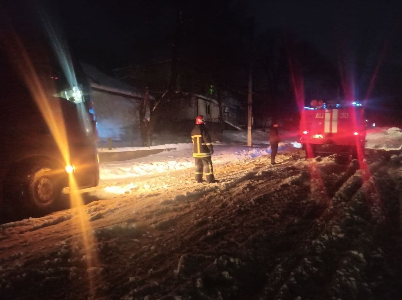 Рятувальники Кіровоградщини продовжують допомагати водіям автотранспорту долати складні ділянки доріг