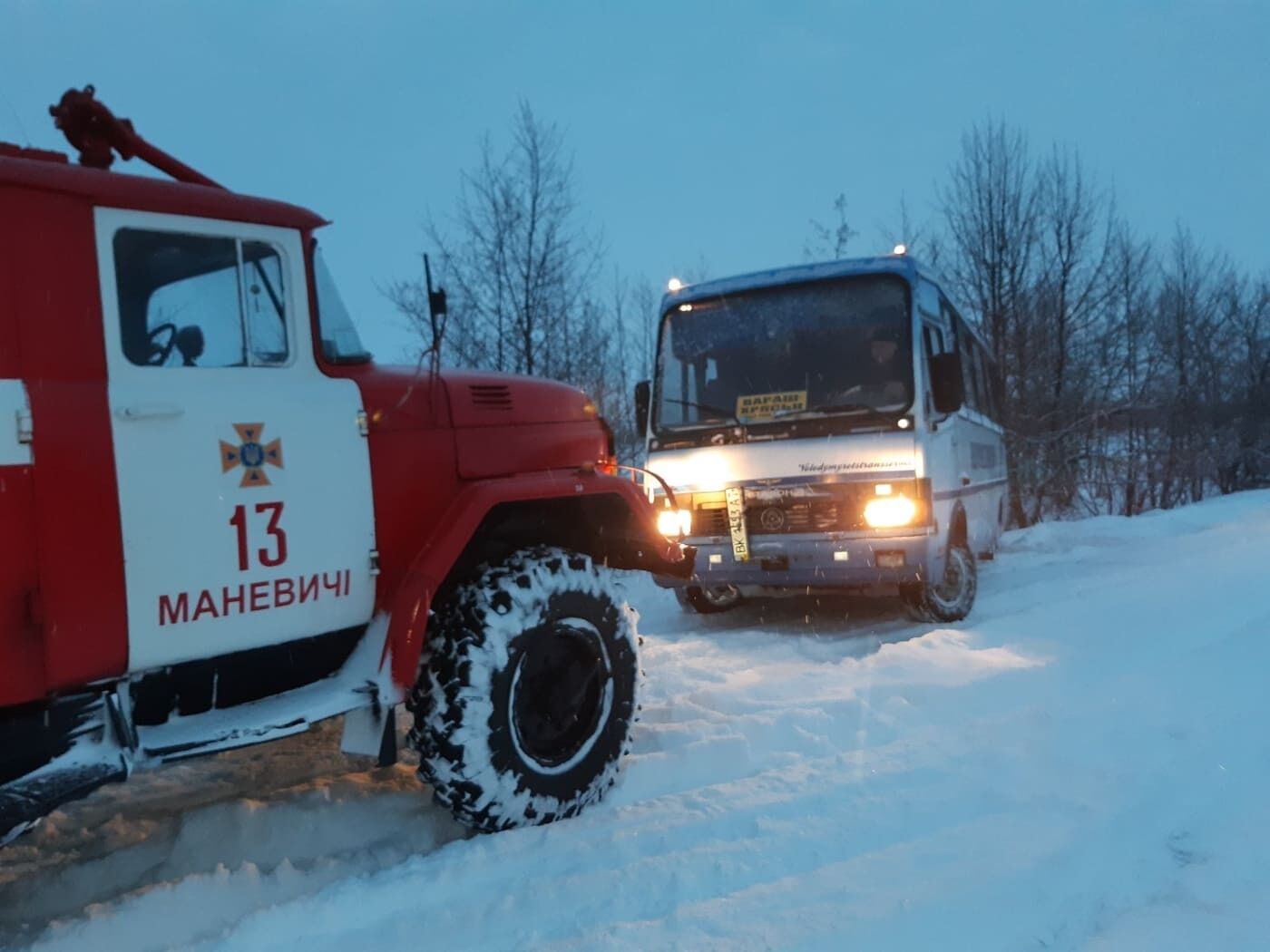 Волинська область: рятувальники відбуксирували зі снігових заметів 2 рейсові автобуси та позашляховик