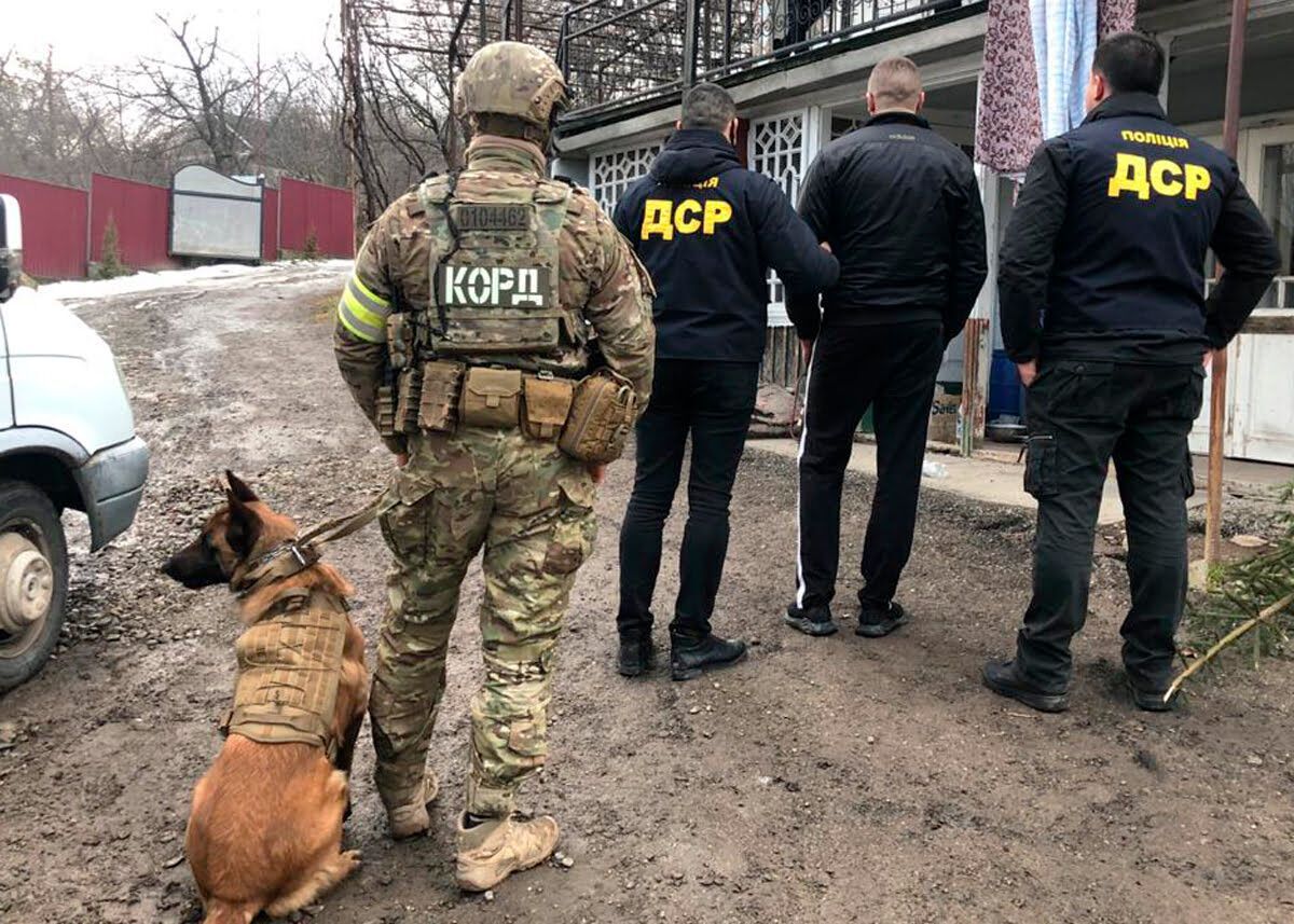 Буковинські правоохоронці припинили діяльність злочинної групи, яка збувала в регіоні наркотики й зброю