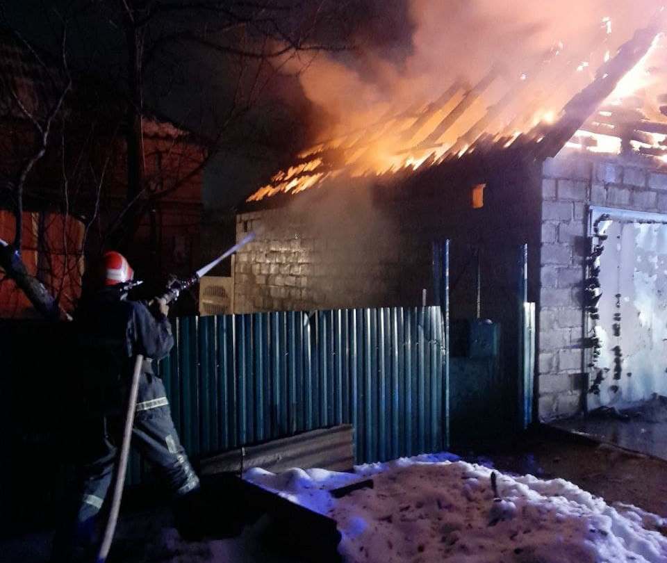 У Кіровоградській області рятувальники ліквідували пожежу у житловому секторі