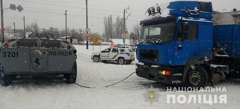 Київські поліцейські допомагають водіям долати наслідки негоди на дорозі